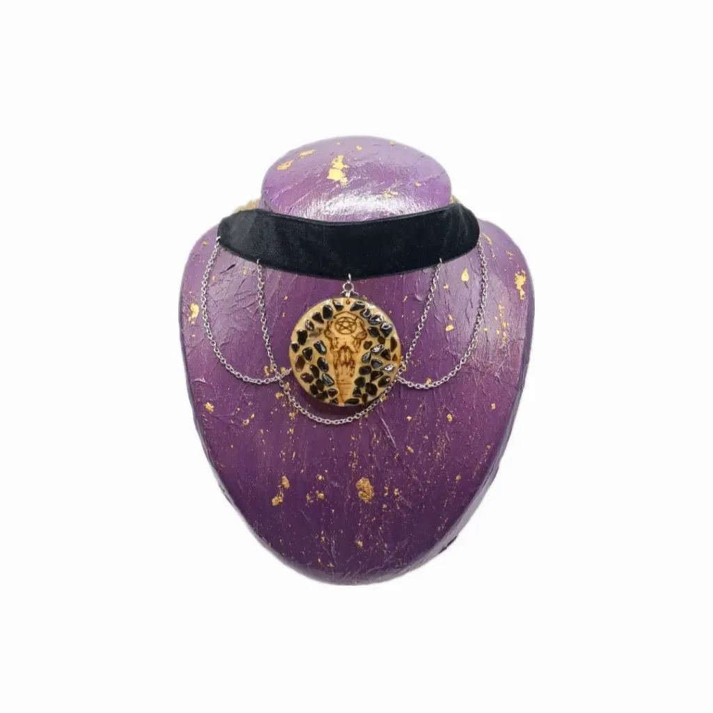 blacksoulcreations-nos-bijoux-fantaisie-pendentif-en-bois-grave-crane-corbeau