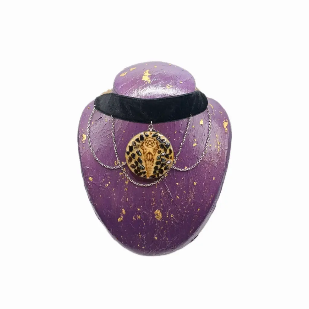 blacksoulcreations-nos-bijoux-fantaisie-pendentif-en-bois-grave-crane-corbeau