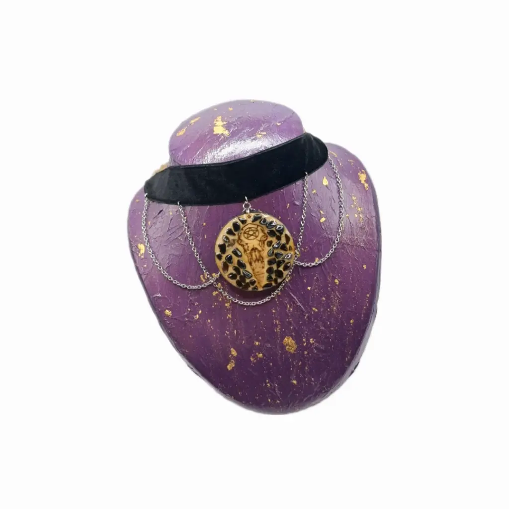blacksoulcreations-nos-bijoux-fantaisie-pendentif-en-bois-grave-crane-corbeau