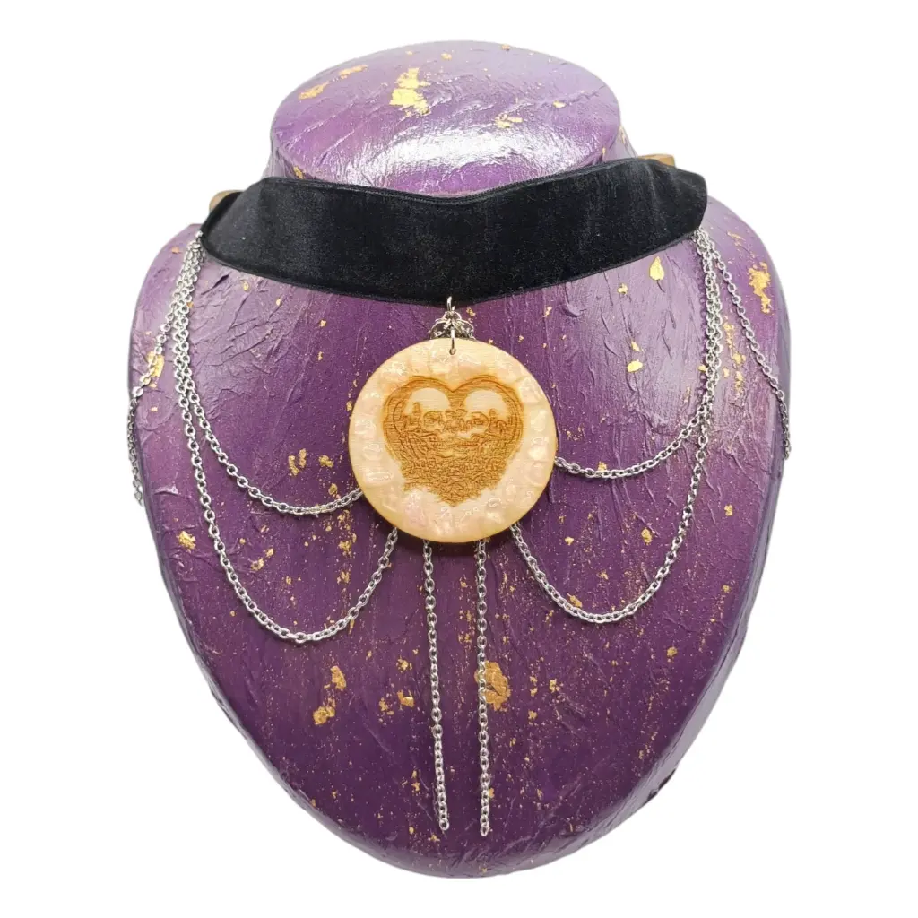 blacksoulcreations-pendentif-couple-macabre-en-bois-grave-et-pierres-naturelles