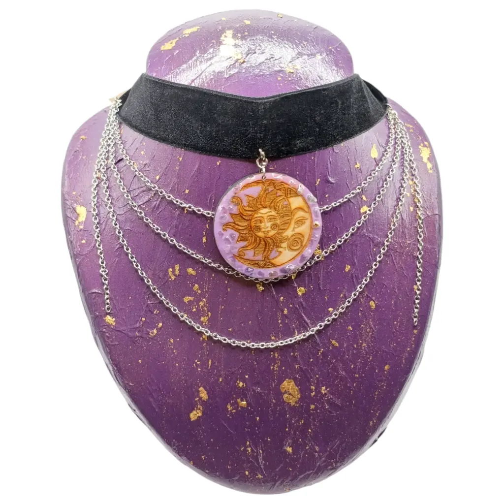 blacksoulcreations-pendentif-lune-et-soleil-en-bois-grave-et-pierres-naturelles
