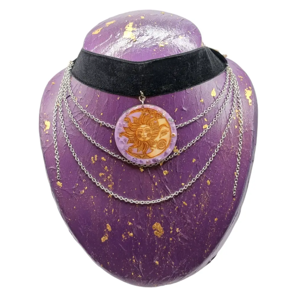 blacksoulcreations-pendentif-lune-et-soleil-en-bois-grave-et-pierres-naturelles