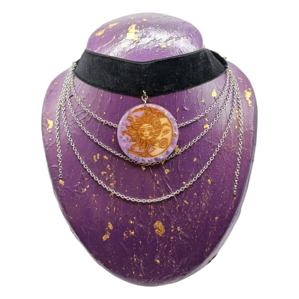 blacksoulcreations-pendentif-lune-et-soleil-en-bois-grave-et-pierres-naturelles