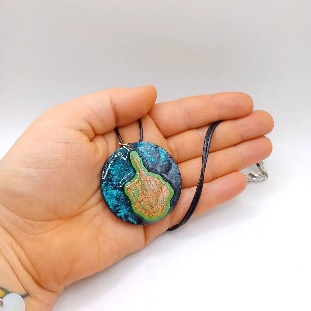 blacksoulcreations-pendentif-fuck-squelette-en-bois