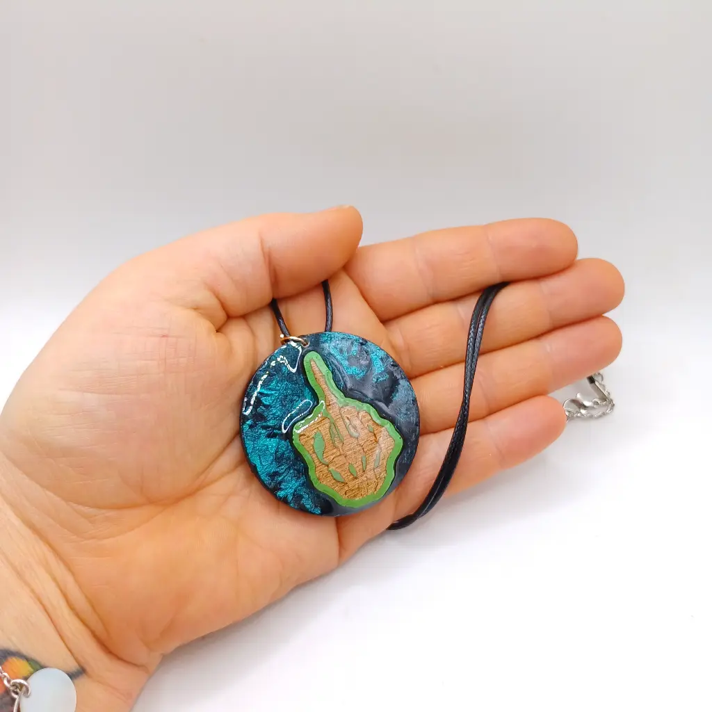 blacksoulcreations-pendentif-fuck-squelette-en-bois