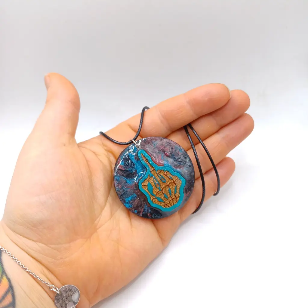 blacksoulcreations-pendentif-fuck-squelette-en-bois