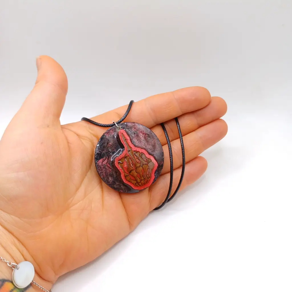 blacksoulcreations-pendentif-fuck-squelette-en-bois