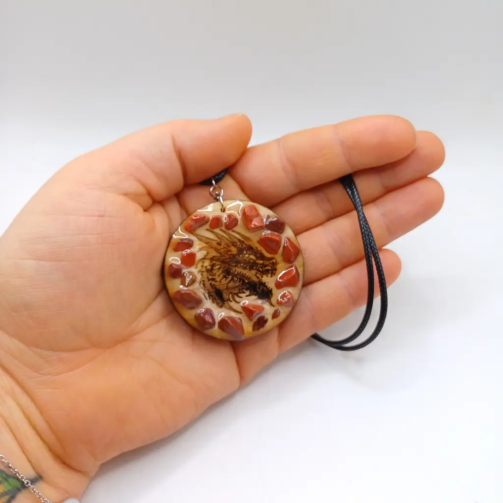 blacksoulcreations-nos-bijoux-en-bois-pendentif-dragon-en-bois-grave-et-pierres-naturelles