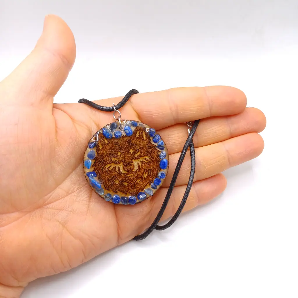 blacksoulcreations-nox-bijoux-en-bois-pendentif-loup-et-pierres-naturelles