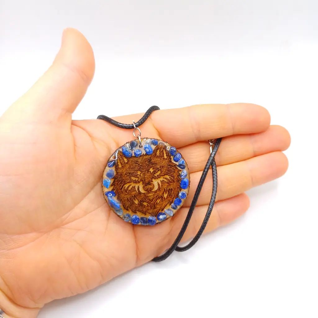 blacksoulcreations-nox-bijoux-en-bois-pendentif-loup-et-pierres-naturelles