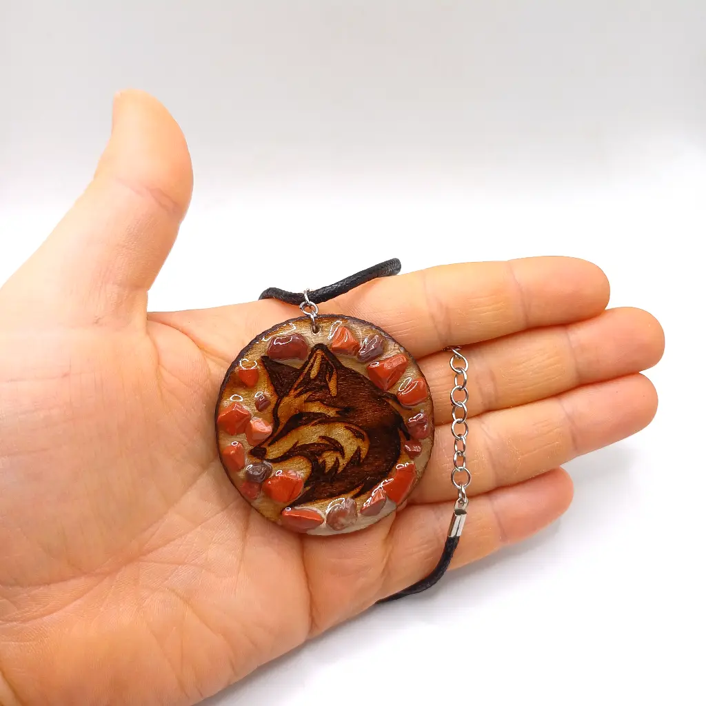 blacksoulcreations-nox-bijoux-en-bois-pendentif-renard-et-pierres-naturelles
