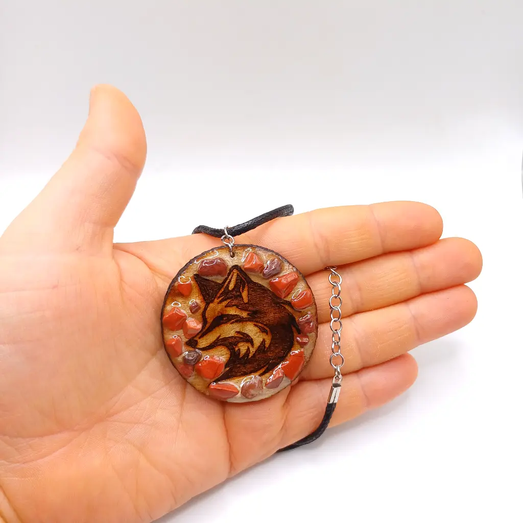blacksoulcreations-nox-bijoux-en-bois-pendentif-renard-et-pierres-naturelles
