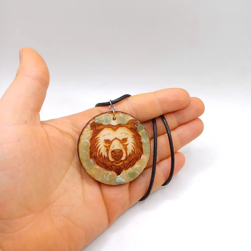 blacksoulcreations-nos-bijoux-en-bois-pendentif-ours-en-bois-et-pierres-naturelles