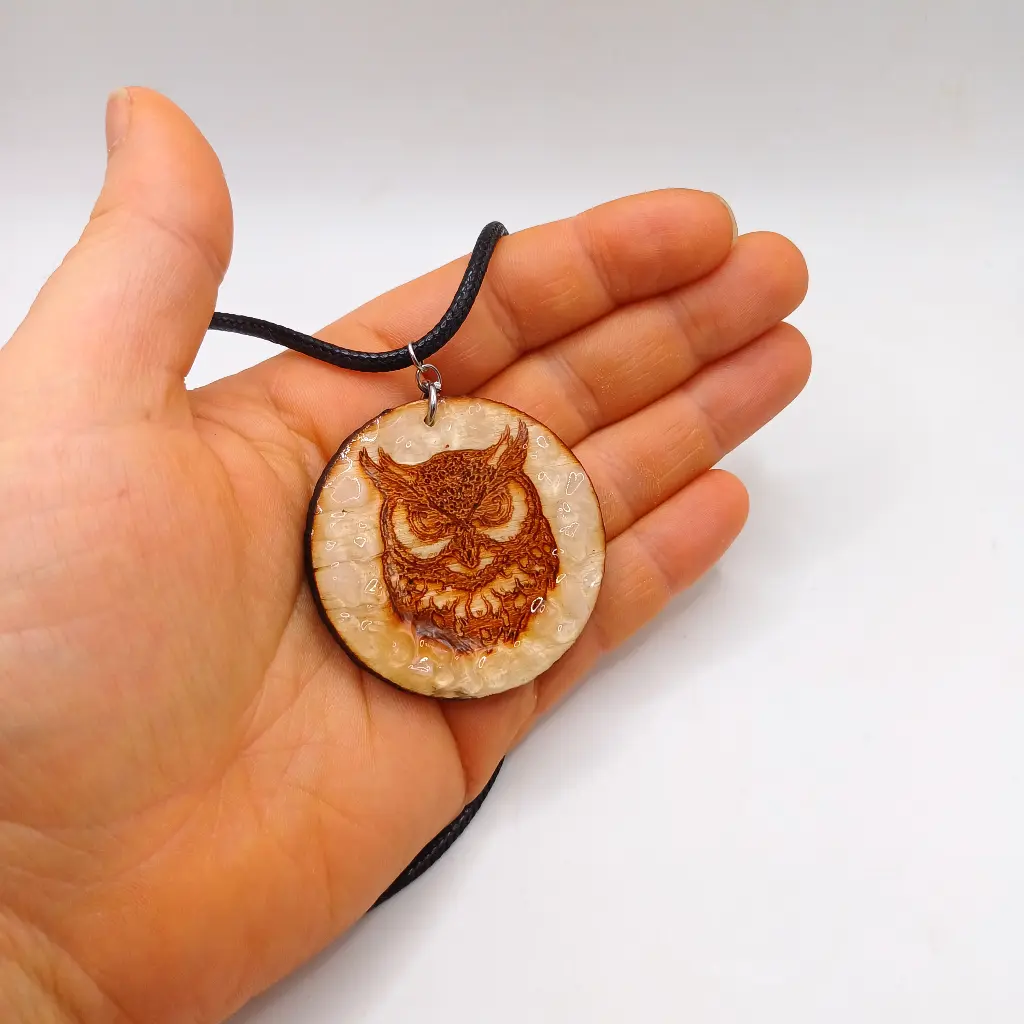 blacksoulcreations-nos-bijoux-en-bois-pendentif-hibou-en-bois-grave-avec-pierres-naturelles