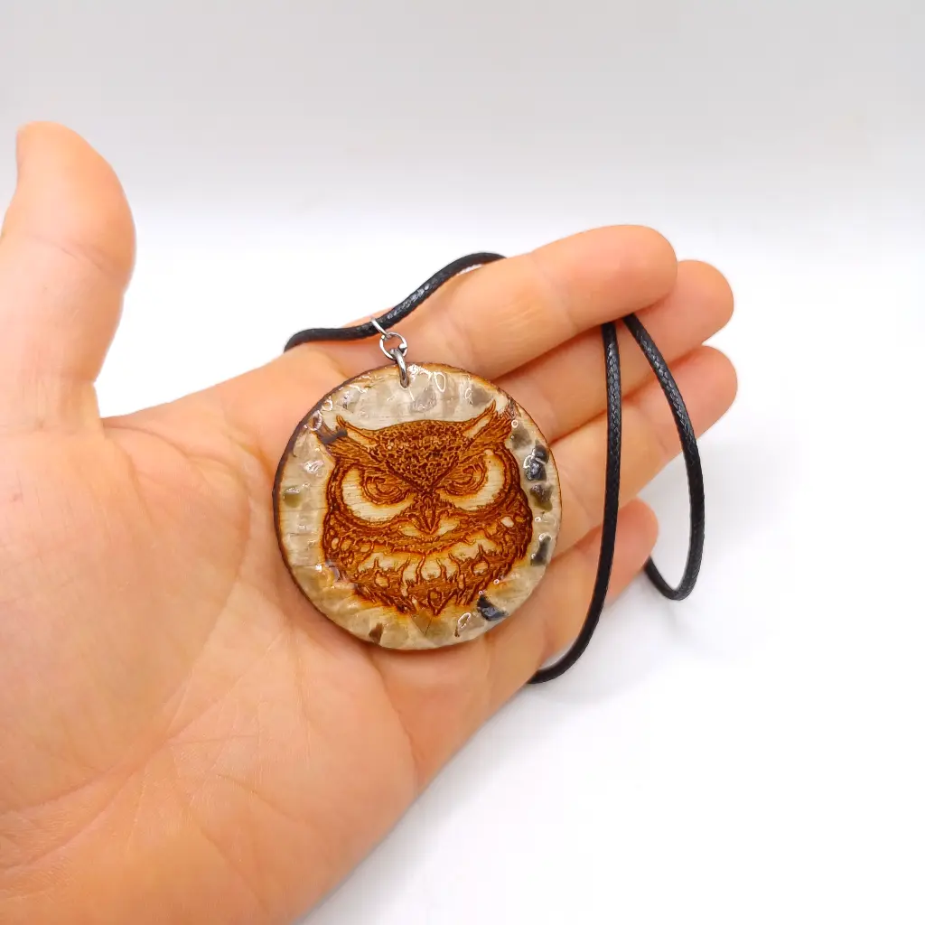 blacksoulcreations-nos-bijoux-en-bois-pendentif-hibou-en-bois-grave-avec-pierres-naturelles
