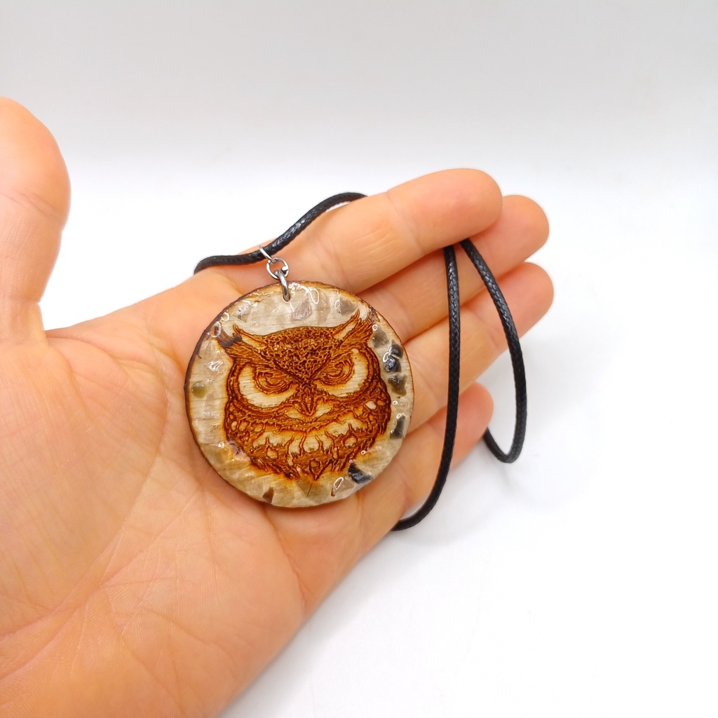 blacksoulcreations-nos-bijoux-en-bois-pendentif-hibou-en-bois-grave-avec-pierres-naturelles