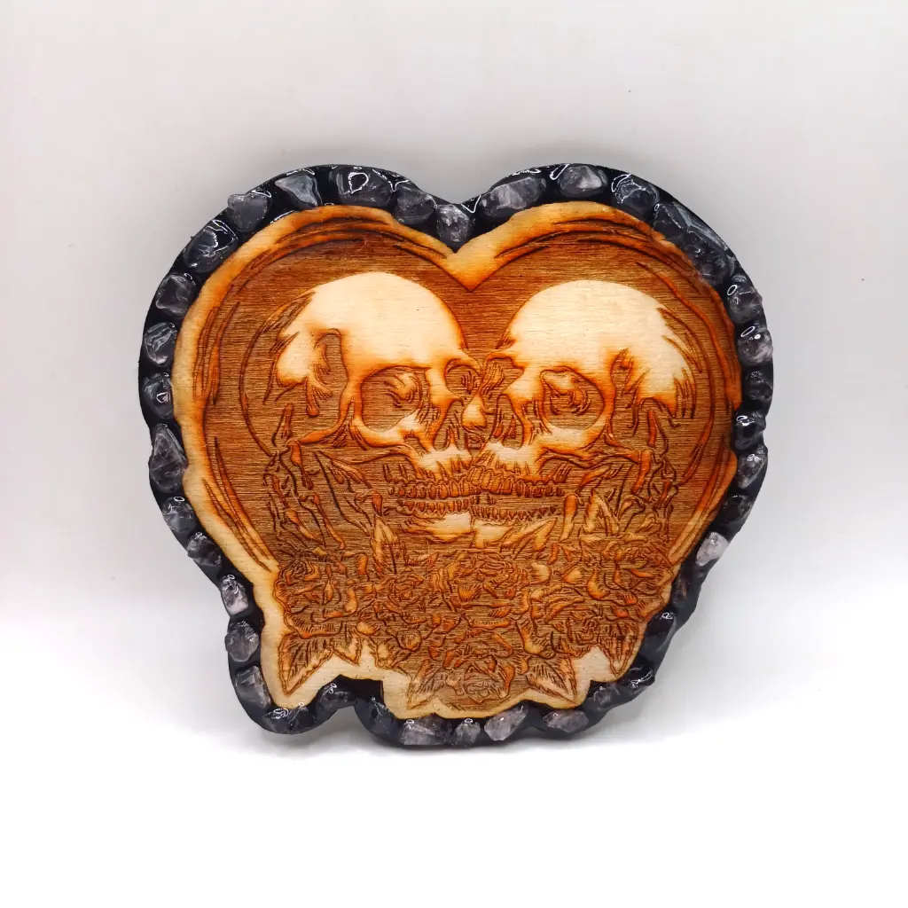 blacksoulcreations-decoration-en-bois-couple-macabre-avec-pierres-naturelles