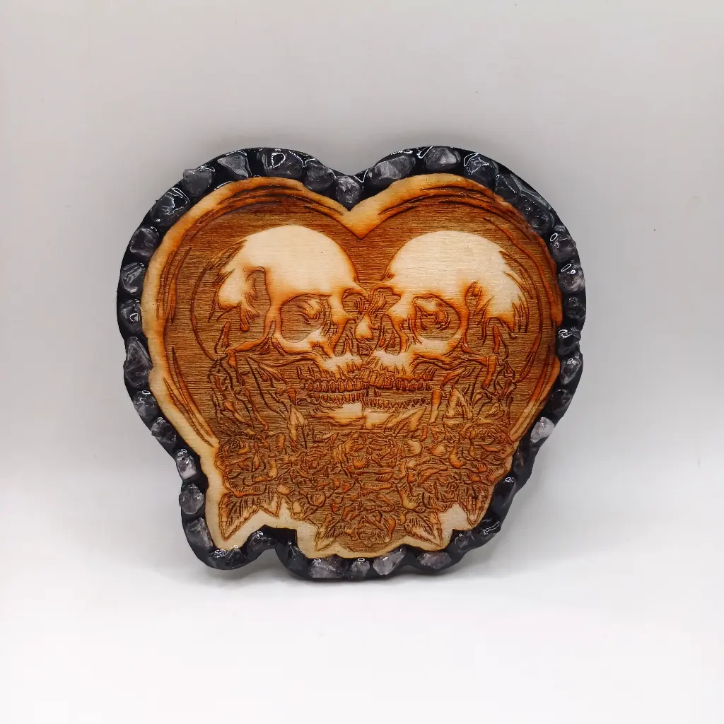 blacksoulcreations-decoration-en-bois-couple-macabre-avec-pierres-naturelles