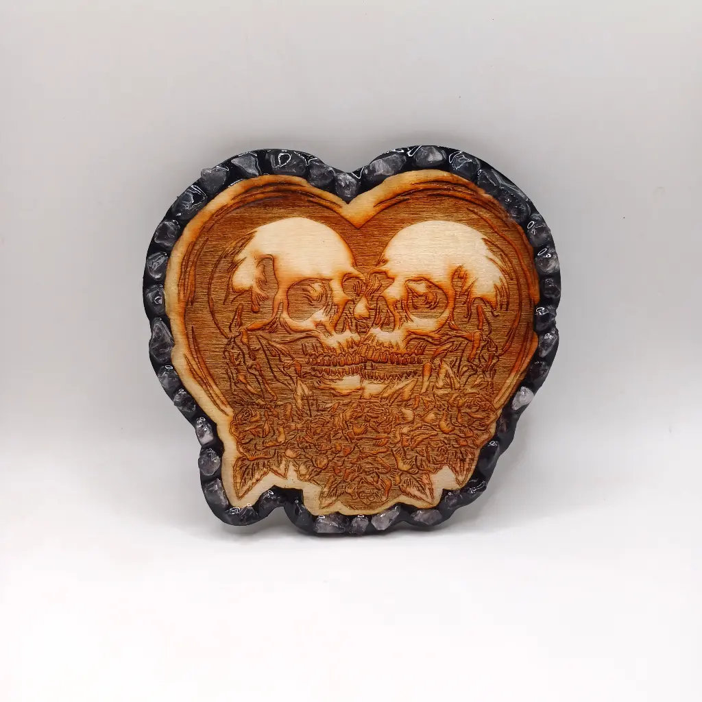 blacksoulcreations-decoration-en-bois-couple-macabre-avec-pierres-naturelles