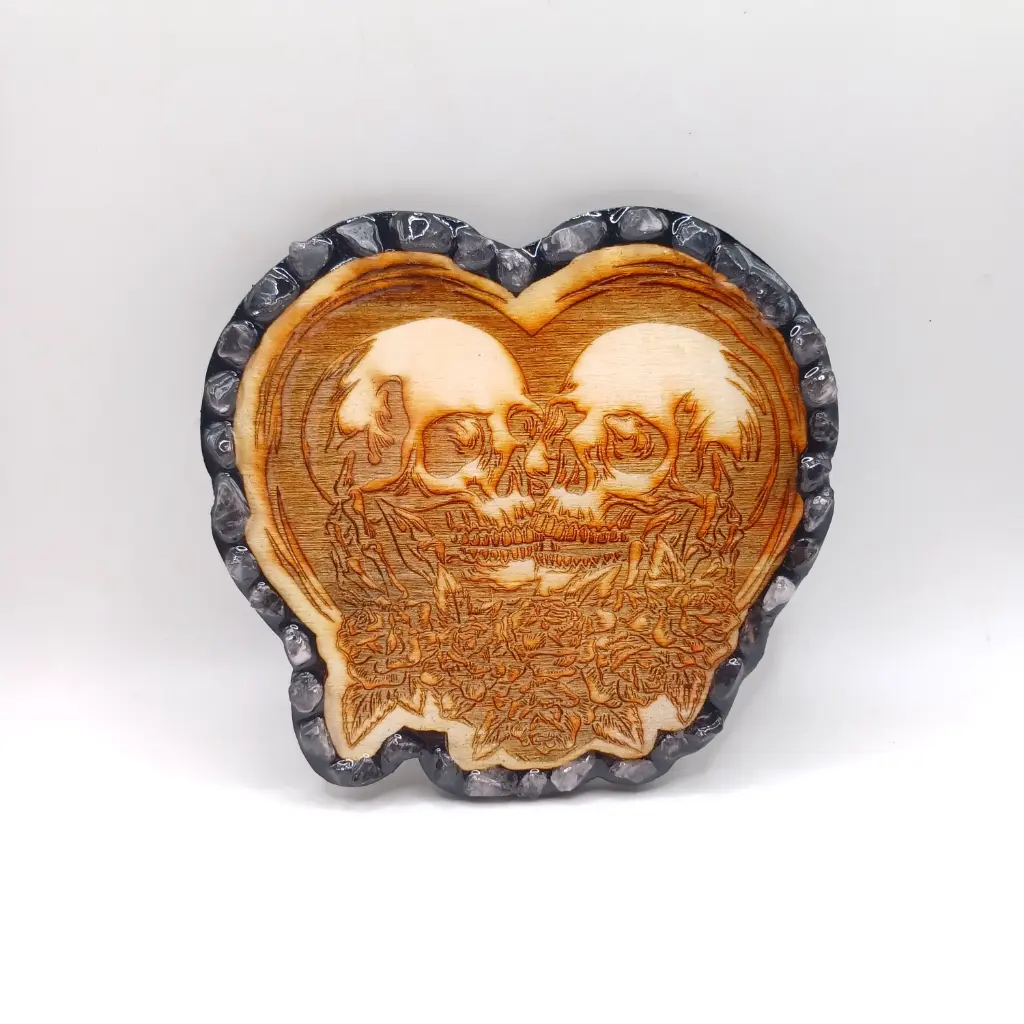 blacksoulcreations-decoration-en-bois-couple-macabre-avec-pierres-naturelles
