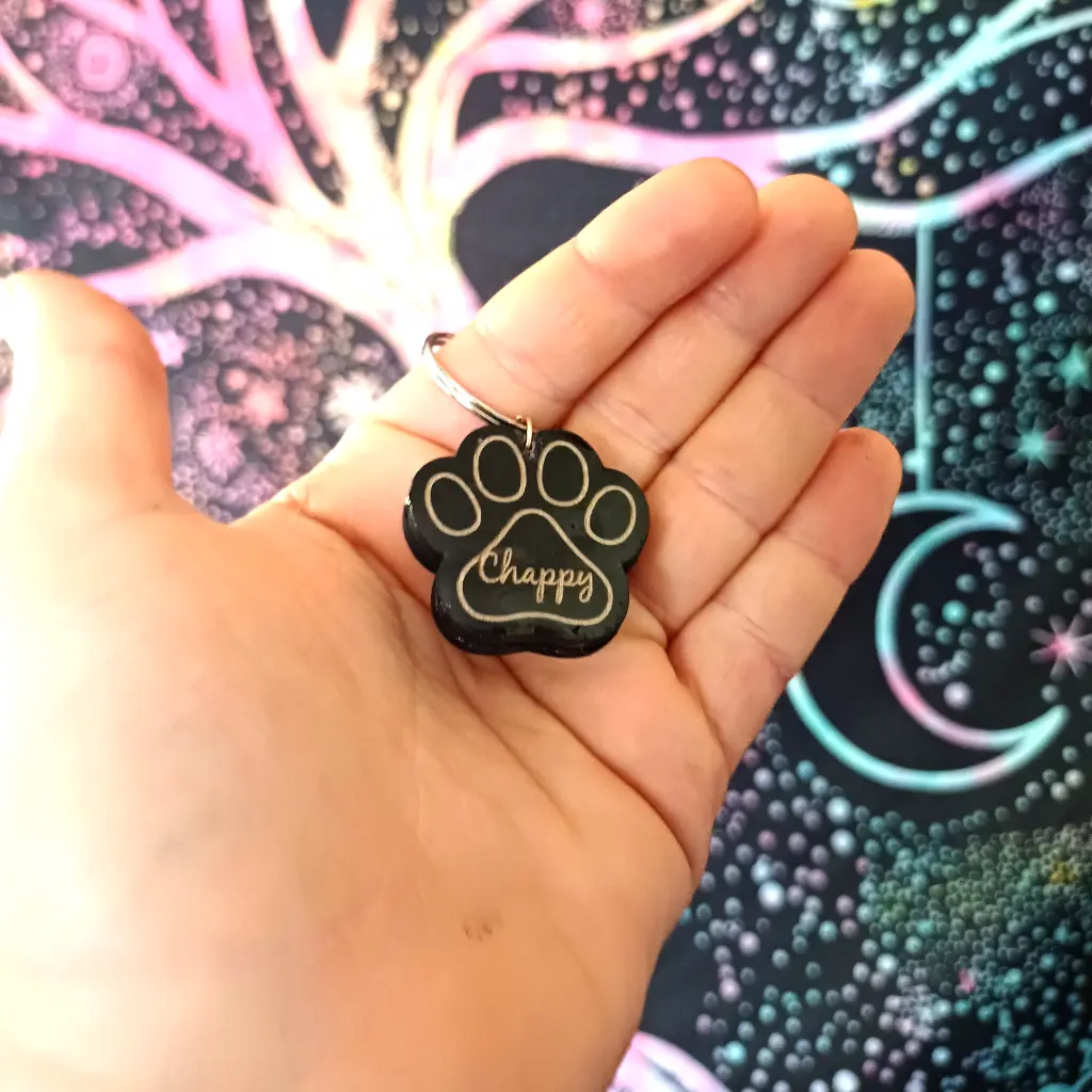 blacksoulcreations-medaillon-grave-pour-chat-en-bois-noir