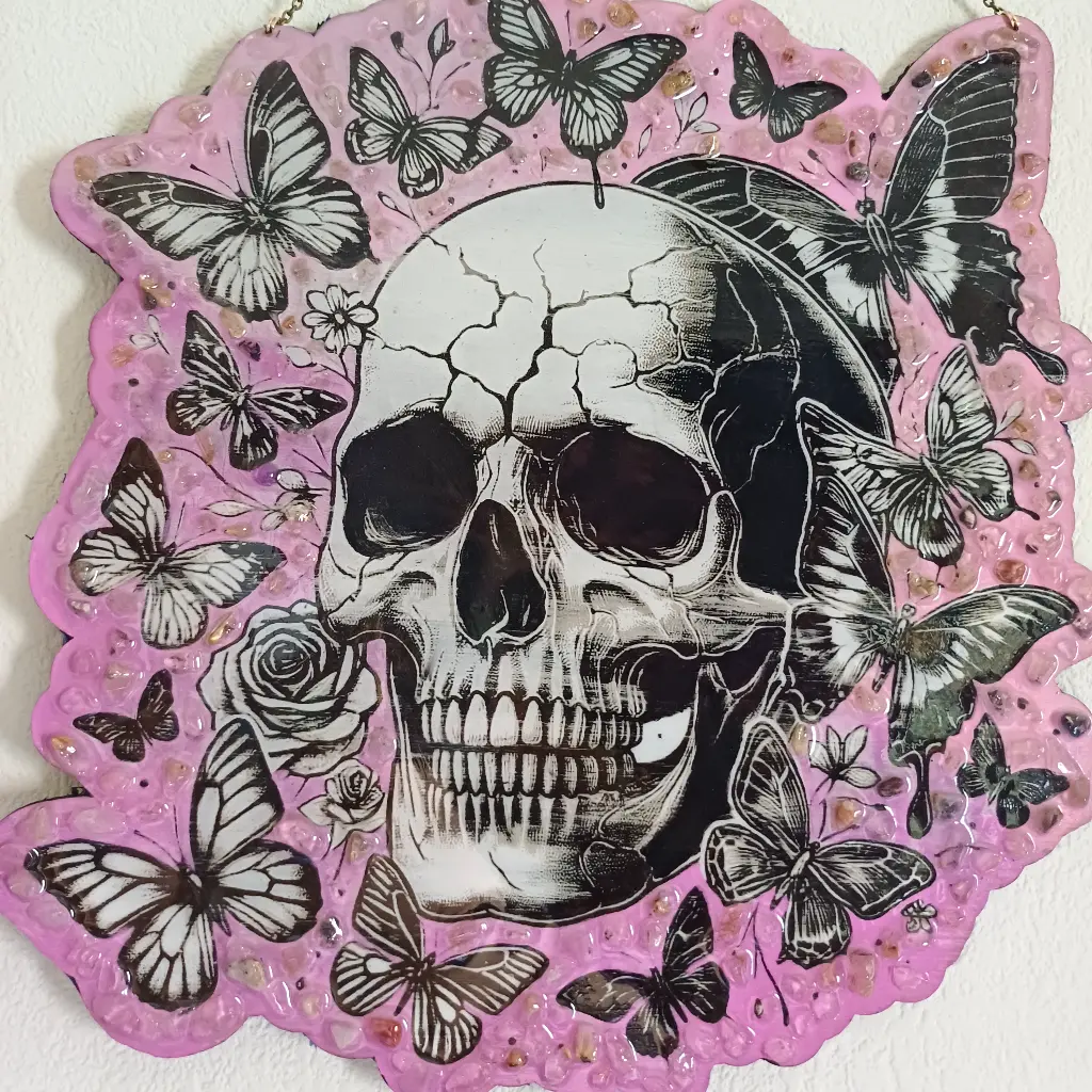 blacksoulcreations-decoration-crâne-et-papillons-en-bois-avec-pierres-naturelles