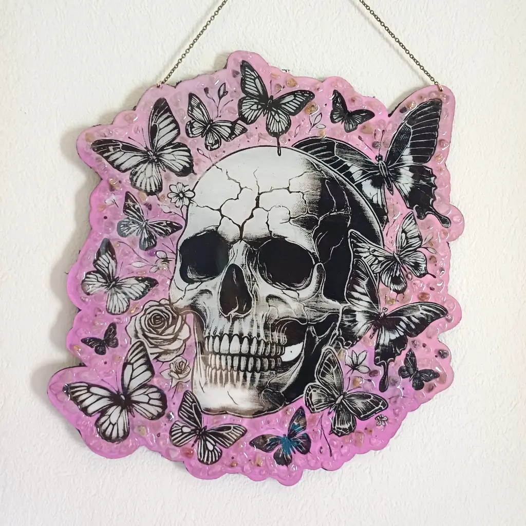 blacksoulcreations-decoration-crâne-et-papillons-en-bois-avec-pierres-naturelles