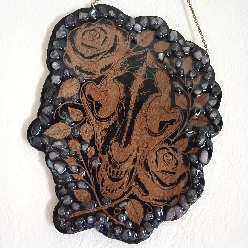 blacksoulcreations-decoration-crane-de-loup-en-bois-avec-pierres-naturelles