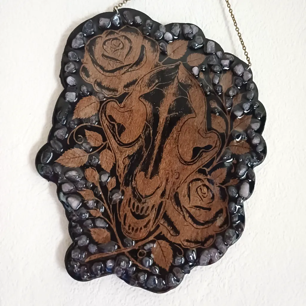 blacksoulcreations-decoration-crane-de-loup-en-bois-avec-pierres-naturelles