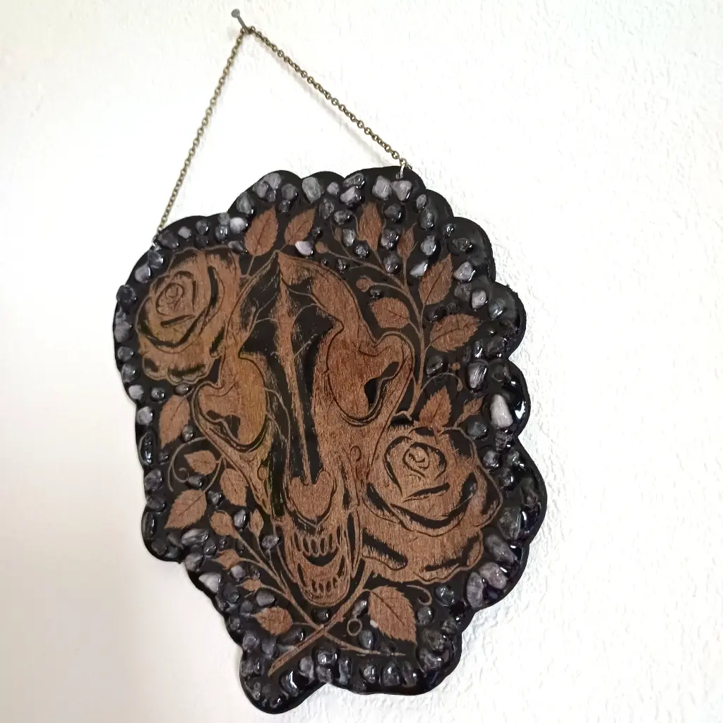 blacksoulcreations-decoration-crane-de-loup-en-bois-avec-pierres-naturelles