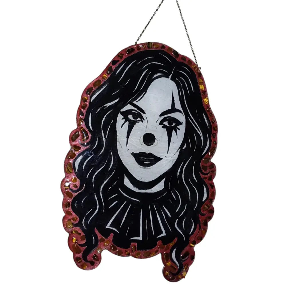 blacksoulcreations-decoration-clown-harley-quinn-en-bois-avec-pierres-naturelles