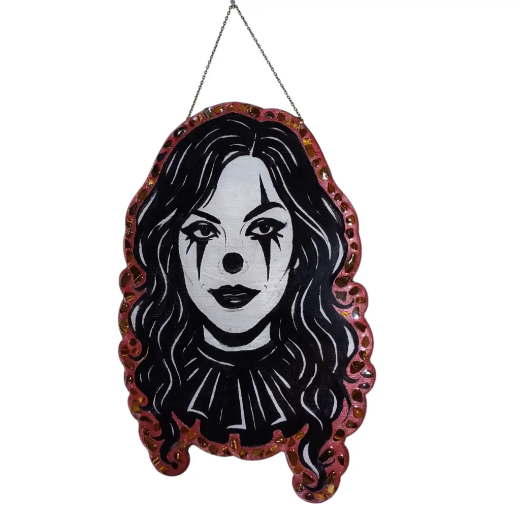 blacksoulcreations-decoration-clown-harley-quinn-en-bois-avec-pierres-naturelles