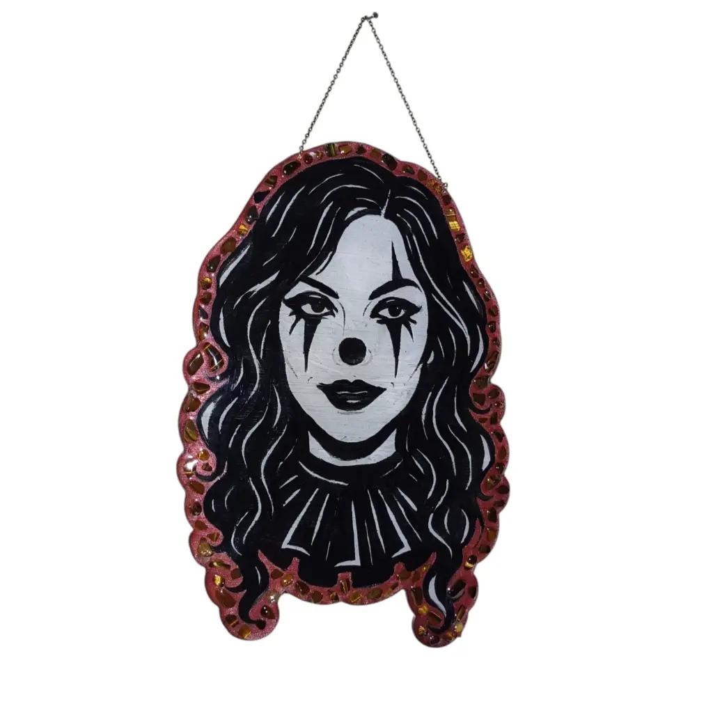 blacksoulcreations-decoration-clown-harley-quinn-en-bois-avec-pierres-naturelles