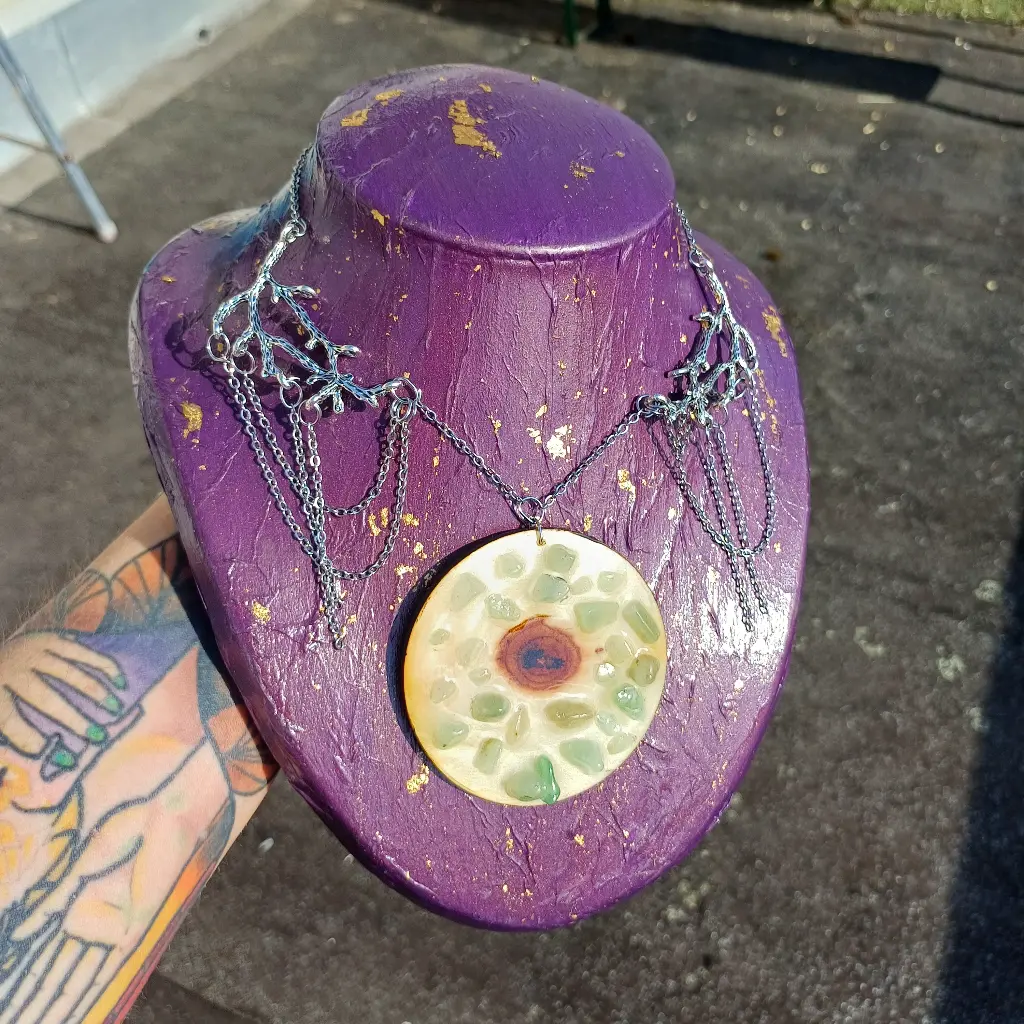 blacksoulcreations-pendentif-oeil-de-bois-pierres-naturelles
