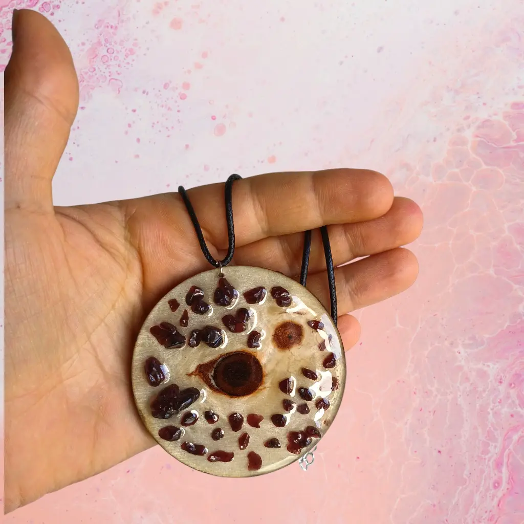blacksoulcreations-talisman-oeil-bois-pierres-naturelles-grenat