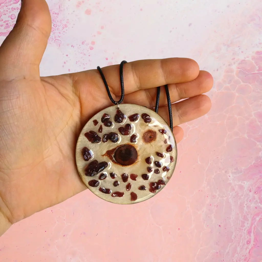 blacksoulcreations-talisman-oeil-bois-pierres-naturelles-grenat