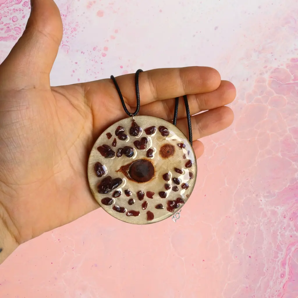 blacksoulcreations-talisman-oeil-bois-pierres-naturelles-grenat