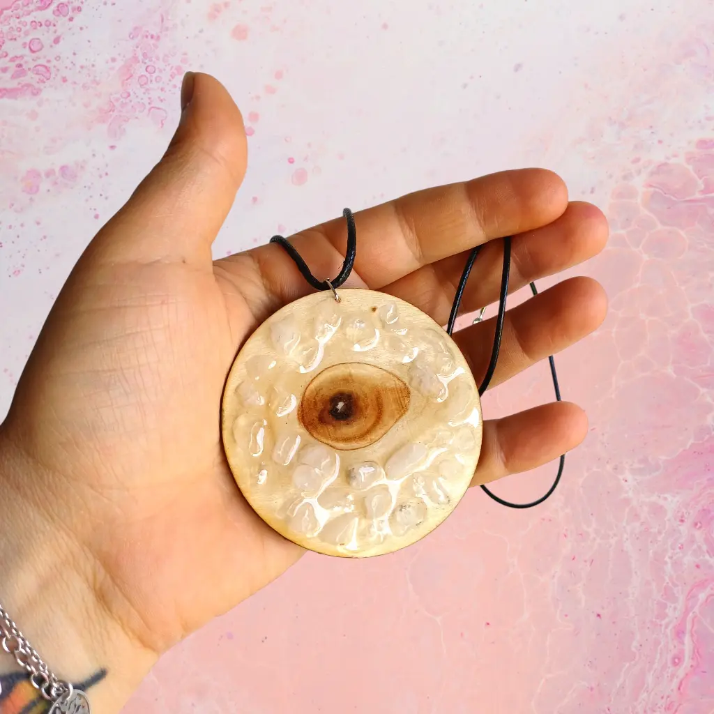 blacksoulcreations-talisman-oeil-bois-pierres-naturelles-quartz-clair
