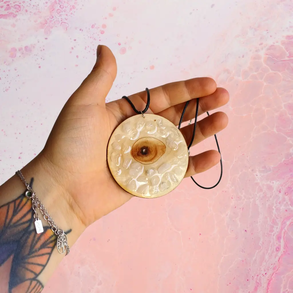 blacksoulcreations-talisman-oeil-bois-pierres-naturelles-quartz-clair