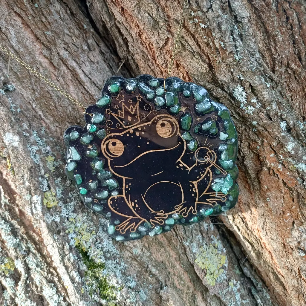 blacksoulcreations-decoration-bois-grenouille-magique-pierres-naturelles
