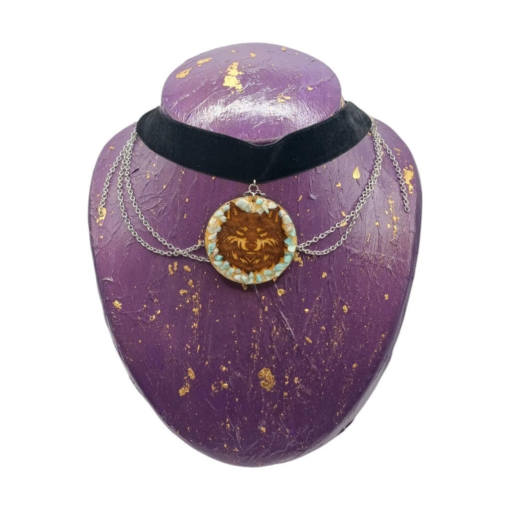Pendentif loup en bois gravé avec pierres naturelles