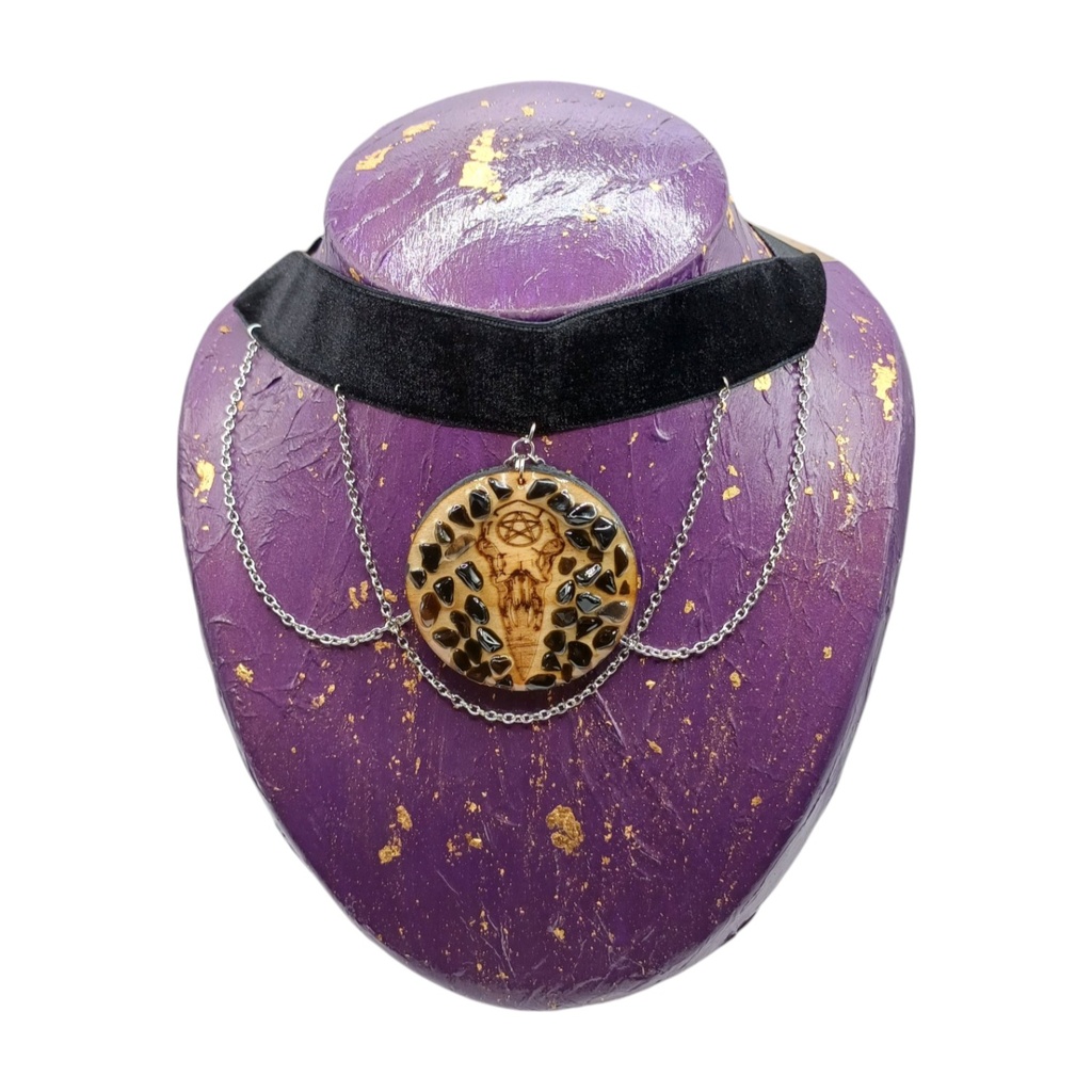 Pendentif crâne corbeau en bois gravé et pierres naturelles 
