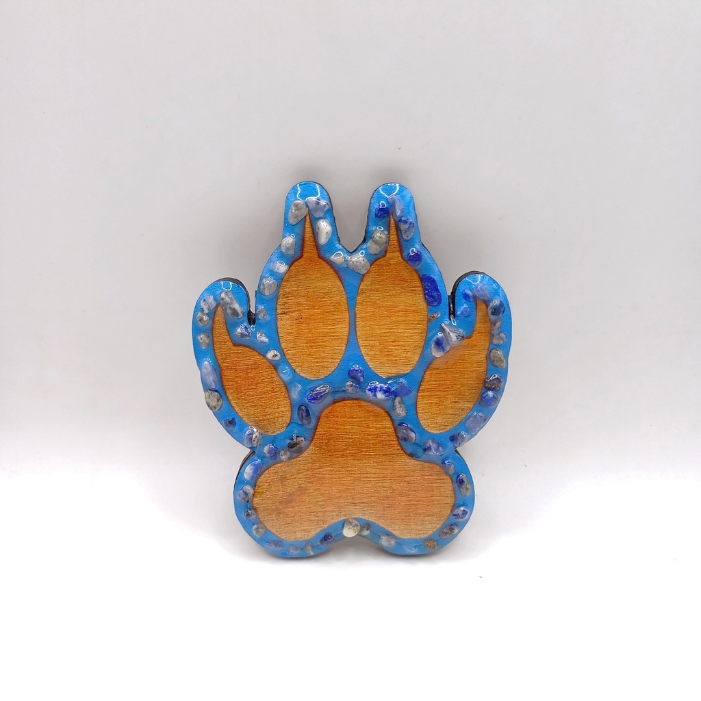 Wolf paw wooden decoration and natural stones