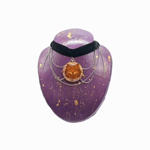 Pendentif loup en bois gravé avec pierres naturelles