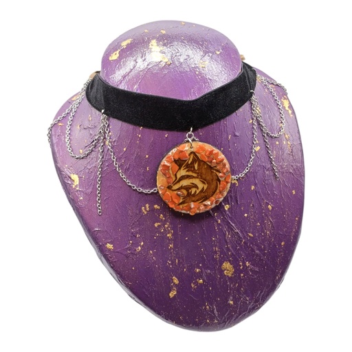 Pendentif renard en bois gravé avec pierres naturelles