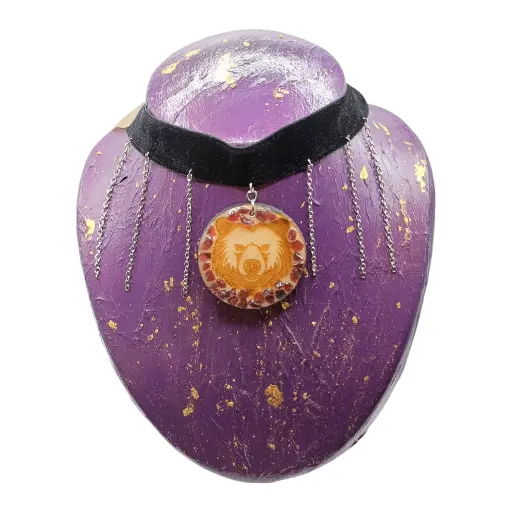 Pendentif ours en bois gravé avec pierres naturelles
