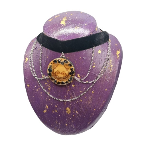 Pendentif panda en bois gravé avec pierres naturelles