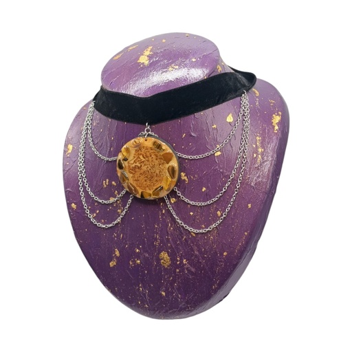 Lion wooden engraved pendant with natural stones