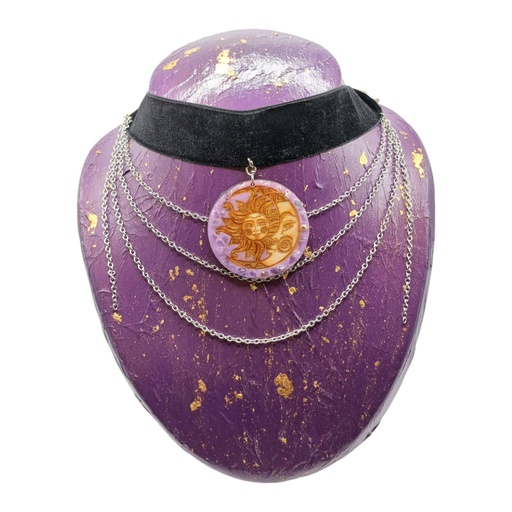 Pendentif lune et soleil en bois gravé avec pierres naturelles