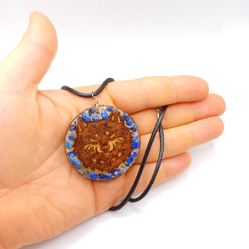 Pendentif loup en bois gravé et pierres naturelles avec cordon